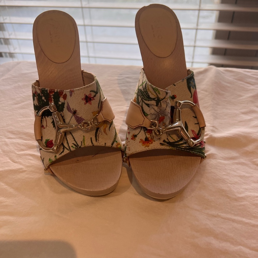 Vintage Floral Canvas Gucci heels